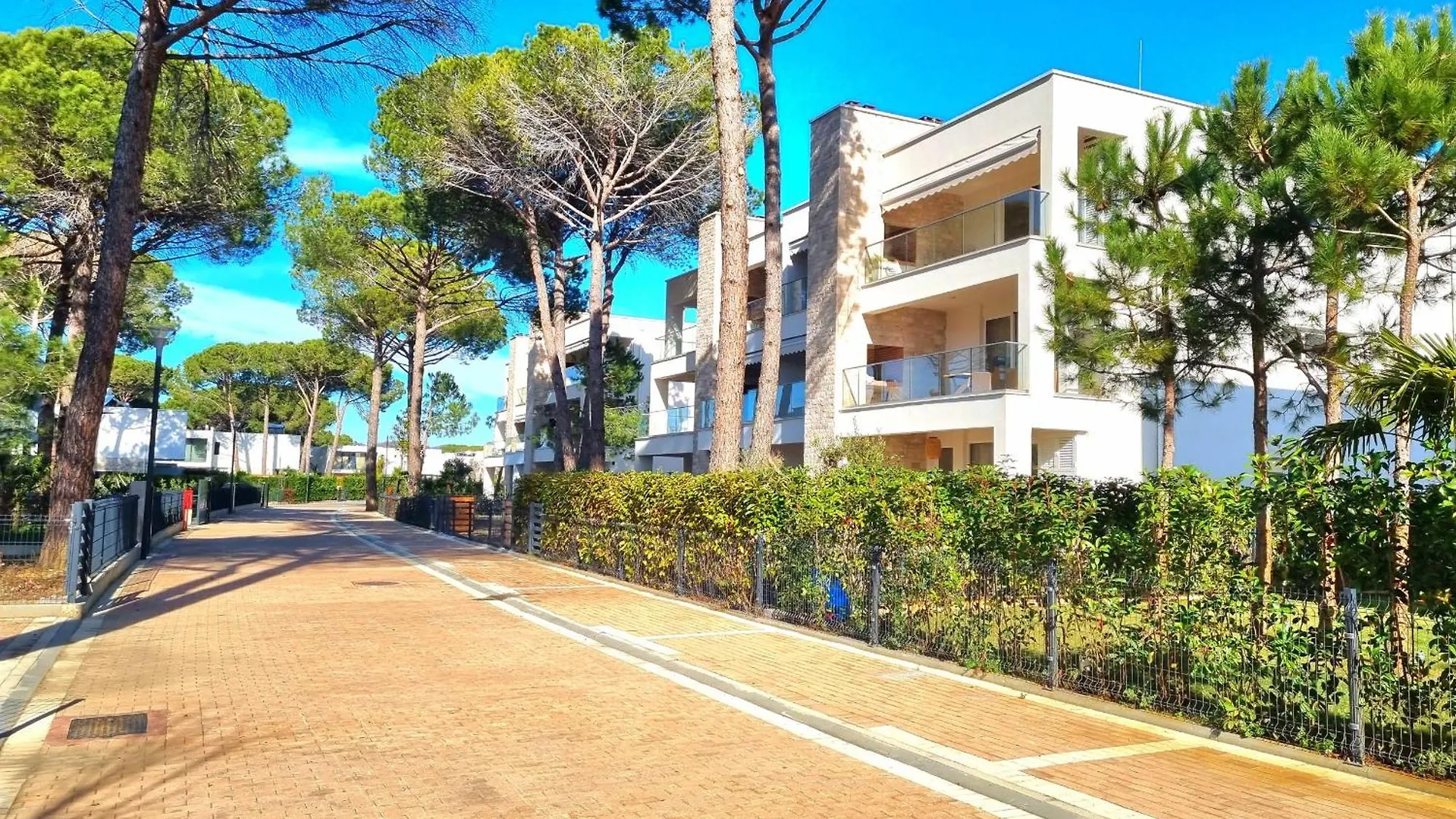 Emerald Apartment - 286 Durres